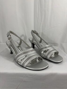 NWT Easy Street Women’s Size 11 Classic Silver Strappy Slingback 2.5 Inch Heels